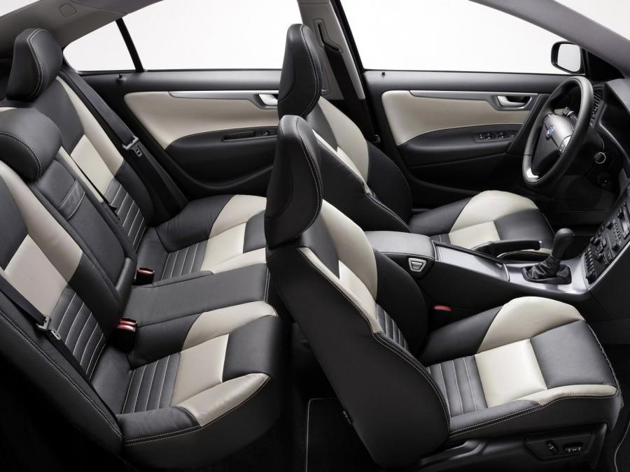  Volvo S60 T5 2008 года  (фото 2 из 11)